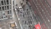 瑞典发生疑似恐袭至少8人伤：男子持斧头袭击，民众仓皇逃跑躲避