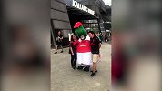 忙碌的一天！阿森纳吉祥物雷克斯遭遇新加坡球迷疯狂合影