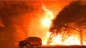 美加州山火持续肆虐：橙红色天空宛如“炼狱” ，数万人被迫逃离