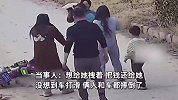 亲戚给压岁钱极限拉扯，一个扔下就跑一个紧追，没想到被拽下车