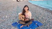 美女一边旅游一边弹唱