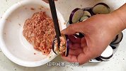 炸茄盒时，夹点五花肉做成香辣味，简直太有食欲了，家人都爱吃