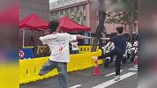 高考生考完出考场“花式炫技”，围观家长拍手叫好：再来一个！