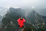 张家界景区通报翼装飞行女生身亡：降落伞未打开