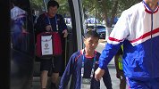 大战一触即发！朝鲜队抵达赛场 李明国神情冷峻