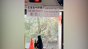 公交司机最后的倔强！25岁公交司机车上贴纸条：请叫师傅