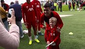 暖心！利物浦训练前排队为球迷签名 小球迷如愿合影偶像菲米
