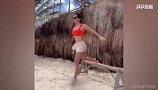 国外美女沙滩度假也不忘健身 这一套动作做完身材又完美不少