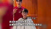 薛之谦演唱会“眼镜哥”爆改成帅哥，称现在的深情都成了“舔狗”