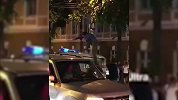 果然是战斗民族！俄罗斯球迷兴奋过头狂踩警车 结果相当“舒服”