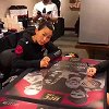 闫晓楠备战UFC238 忙里偷闲签名大海报