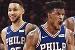 76人后场组合潮范儿十足！西蒙斯巴特勒潮装上身抵达球馆