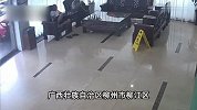 轿车撞碎玻璃冲入酒店，两男子惊慌跑跳躲避与死神擦肩！酒店回应