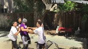 篮球-17年-拳打脚踢场面失控 模仿帝二号恶搞赛场冲突-专题