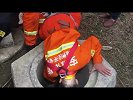 我伙呆！女子疑闹离婚跳井，井水太浅被困