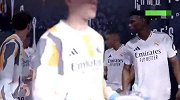 中场休息时姆巴佩和维尼修斯在球员通道说笑