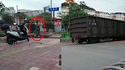 女子铁路上漫步打电话无视劝阻 直接逼停迎面驶来的火车
