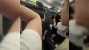 列车因故障停滞，小伙因车厢闷热，砸窗透气被民警带走？警方回应