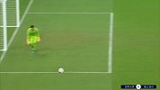 福尔纳罗利远射攻门射门 皮球打在防守球员身上出底线