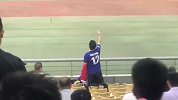 一个人也没在怕！硬核泰国球迷孤身现场高歌助威国家队
