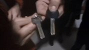 男子走错楼层用钥匙打开邻居家门 自家锁邻居竟也能开