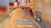 2女子吃路边摊，遭邻桌多次搭讪，女子暴怒砸桌：再来桌给你掀了