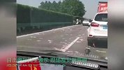 高速两车追尾洒落一地“现金”？目击者：挺震撼，仔细看是冥币