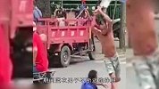 冒充城管“碰瓷”？被赤膊男当街殴打，网友：“大侠”保重！