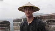 戴草帽爬长城！库兹马中国行录汉语祝福：祝考生高考顺利
