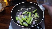 西芹怎么做好吃，简单又好吃的西芹炒金针菇，清爽开胃