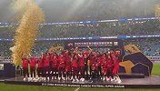 中超三连冠！实拍上海海港捧杯欢庆时刻