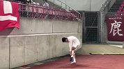 暖心一举！赛后谢场奥斯卡将球鞋和球衣赠送球迷
