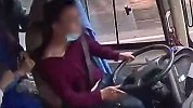 女子带女儿站外下车被拒抓扯大巴司机 次日被刑拘