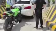 宝马倒车不看后视镜撞上20万摩托 双方大打出手