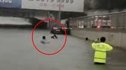 成都交警冲进深水救被淹司机 救起瞬间轿车沉没