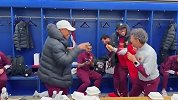庆祝中超三连冠！海港外援赛后在更衣室跳舞