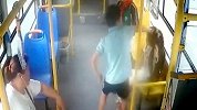 男孩公交上掐脖子扯头发暴打女孩 一旁戴红领巾男孩连忙制止