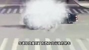监控曝光！两初中生骑9号电动车超速闯红灯？撞上轿车人瞬间甩飞