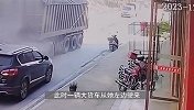 7旬老太路边突然起跑，被大货车撞倒去世，家人：她是聋哑人，当时是去扔垃圾