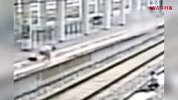 男子跳站台卧轨轻生，客运员和旅客在车来前惊险救援：差点来不及