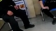 拉不住！豪横男要在饭店后厨小便 向警察喊话：手下一百多号人