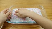 DIY史莱姆：底部是6种颜色雪花亮片，太期待成品的样子了