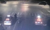 苏州一醉汉深夜被超车不甘心 下车暴打出租车司机