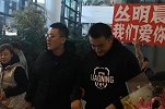 【PP体育在现场】辽篮副总亲自接机！杨鸣搀扶丛明晨出机场