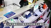 扬州一酒店女员工在前台值班睡觉，竟被陌生男子掀裙子？警方回应