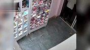 2男子凌晨试图盗窃成人用品店，被店主隔空喊话：“别没事找事”