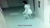 白裙妹子正准备乘电梯，身后男子的举动让她气得直跺脚！
