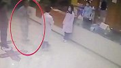 护士被病人踹飞2米 忍痛继续推针