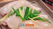 以后想吃盐焗手撕鸡，就像我这样在家做，做法简单，鲜嫩多汁