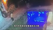 监控曝光！兄弟俩在水沟边玩耍，3岁弟弟突然一把将亲哥推下水